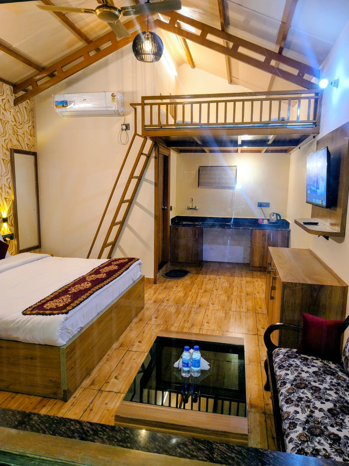 Cozy home stay in Naukuchiatal with lake view